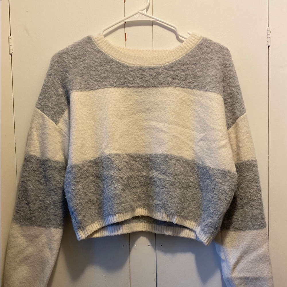 Jessica Simpson Gray and Cream Crew Neck Sweater